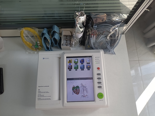 Électrocardiographe 12 canaux ECG analyse Grande portabilité Opération pratique Pour l' hôpital clinique