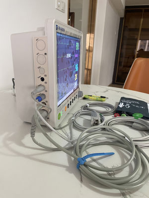 Moniteur patient portable 5 paramètres 12,1 pouces avec 16 langues pour usage médical
