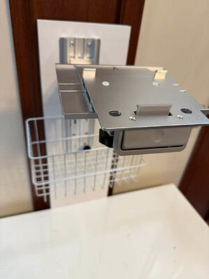 Support de montage murale blanc réglable en hauteur pour le moniteur du patient dans la salle d'hôpital