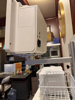 Support de montage murale blanc réglable en hauteur pour le moniteur du patient dans la salle d'hôpital