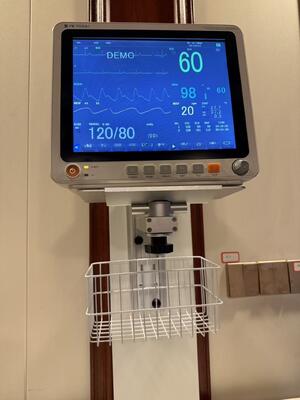 Support mural réglable en hauteur en métal pour le montage de moniteurs de patients en chambre d'hôpital