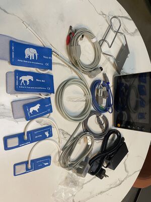 Moniteur de patient multiparamètres certifié ISO avec affichage LCD couleur de 8 pouces et compatibilité trolley / support mural